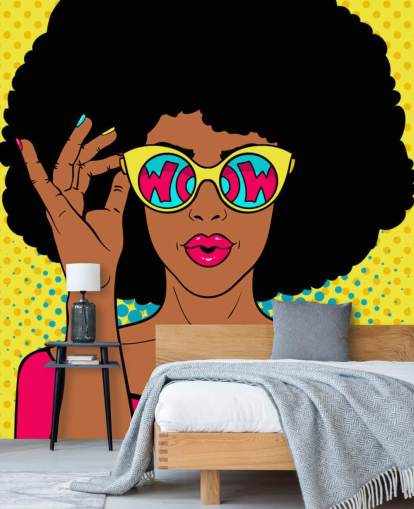 Afro-Dame mit Brille, auf der „Wow“ auf der Tapete steht