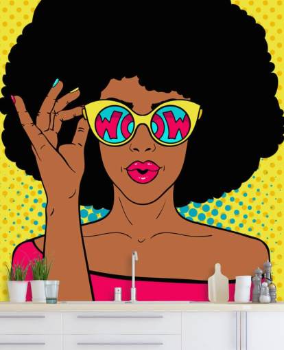 afro dame iført briller som sier wow i tapet afro dame iført briller som sier wow i tapet