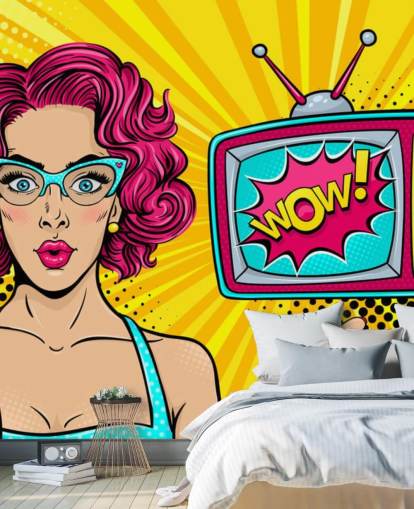 rosafarbene Retro-Frau mit Brille und Fernseher sagt wow auf dem Bildschirm Wandgemälde