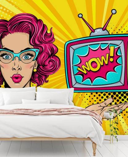 mujer retro de pelo rosa con gafas y tv diciendo wow en el mural de la pared de la pantalla mujer retro de pelo rosa con gafas y tv diciendo wow en el mural de la pared de la pantalla