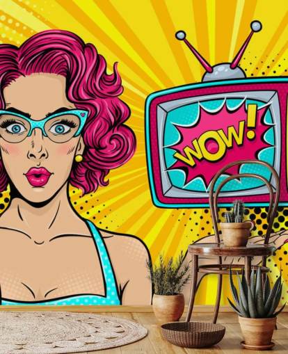 femme rétro aux cheveux roses portant des lunettes avec télévision disant wow sur le mur de l'écran