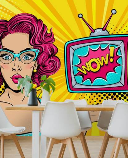 pink hår retro kvinde iført briller med tv siger wow på skærmen vægmaleri