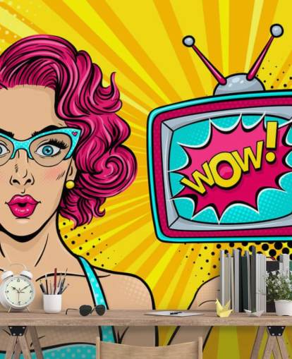 pink hår retro kvinde iført briller med tv siger wow på skærmen vægmaleri