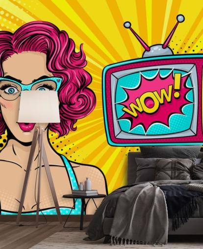 donna retrò dai capelli rosa che indossa gli occhiali con la tv che dice wow sullo schermo murale