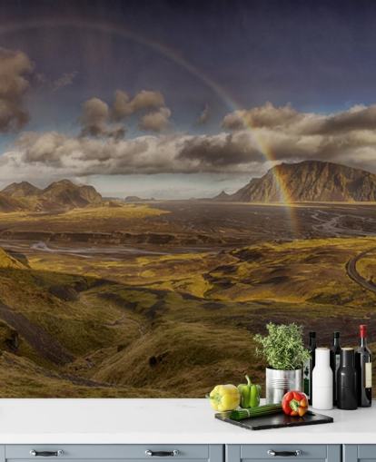 Regenbogen über hügeliger Landschaft Tapete
