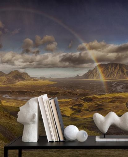 Regenbogen über hügeliger Landschaft Tapete