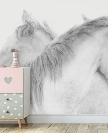carta da parati murale con cavalli bianchi chiamata Horses In White by 1x Photography per camere da letto, sale da pranzo e bagni