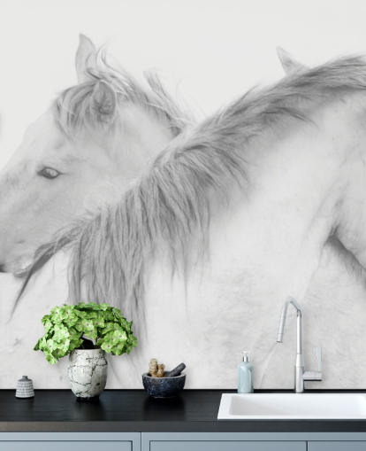 witte paarden behangmuurschildering genaamd Horses In White van 1x Photography voor slaapkamers, eetkamers en badkamers witte paarden behangmuurschildering genaamd Horses In White van 1x Photography voor slaapkamers, eetkamers en badkamers