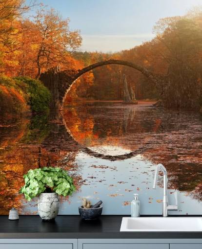Decorazione murale «Autumn Lake» di 1x, motivo: bosco arancione con ponte in pietra, fotografia per cucine, bagni e camere da letto