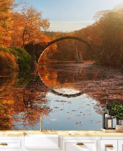 Decorazione murale «Autumn Lake» di 1x, motivo: bosco arancione con ponte in pietra, fotografia per cucine, bagni e camere da letto Decorazione murale «Autumn Lake» di 1x, motivo: bosco arancione con ponte in pietra, fotografia per cucine, bagni e camere da letto