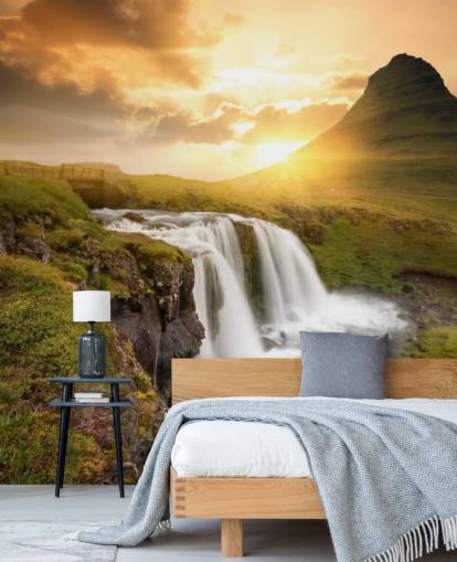 oranssi ja vihreä muokattava vesiputoustaustakuva seinämaalaus nimeltä Icelandic Waterfall Sunset kylpylöille, makuuhuoneille ja kylpyhuoneille