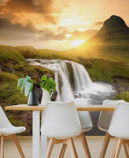 oranje en groene aanpasbare watervalbehangmuurschildering genaamd Icelandic Waterfall Sunset voor spa's, slaapkamers en badkamers oranje en groene aanpasbare watervalbehangmuurschildering genaamd Icelandic Waterfall Sunset voor spa's, slaapkamers en badkamers