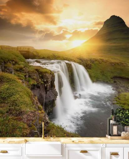 orange og grønt tilpasseligt vandfald tapetmaleri kaldet Icelandic Waterfall Sunset til kurbade, soveværelser og badeværelser