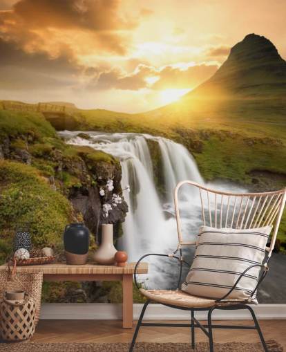 orange og grønt tilpasseligt vandfald tapetmaleri kaldet Icelandic Waterfall Sunset til kurbade, soveværelser og badeværelser
