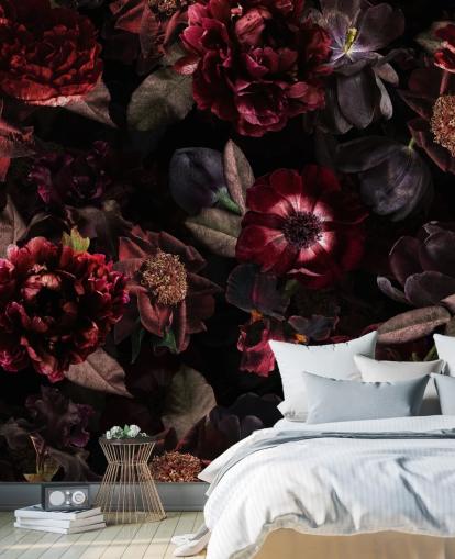 carta da parati murale floreale scura rosa e viola chiamata Dark Bouquet di Uta Naumann per camere da letto e salotti