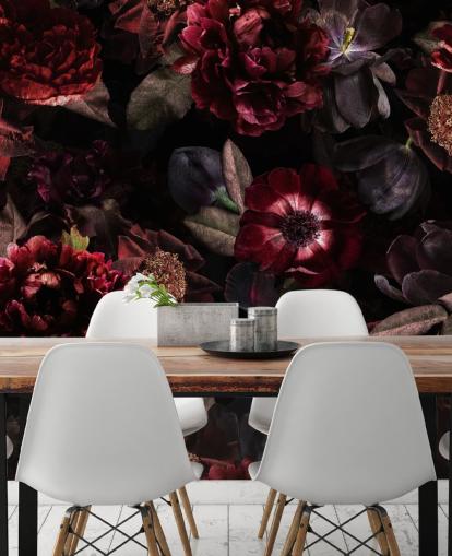 carta da parati murale floreale scura rosa e viola chiamata Dark Bouquet di Uta Naumann per camere da letto e salotti