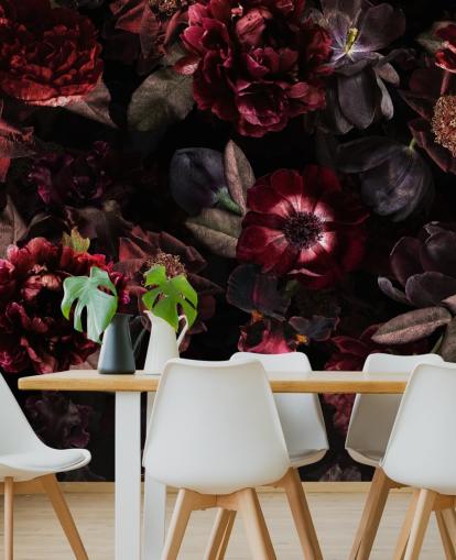 papier peint floral foncé rose et violet appelé Dark Bouquet par Uta Naumann pour les chambres et les salons