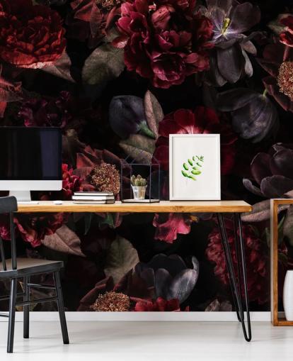 carta da parati murale floreale scura rosa e viola chiamata Dark Bouquet di Uta Naumann per camere da letto e salotti