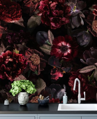 papier peint floral foncé rose et violet appelé Dark Bouquet par Uta Naumann pour les chambres et les salons