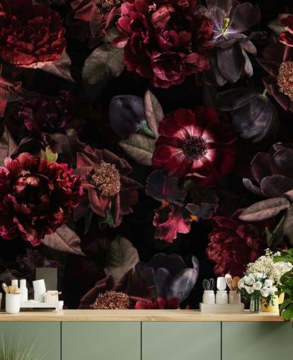 carta da parati murale floreale scura rosa e viola chiamata Dark Bouquet di Uta Naumann per camere da letto e salotti