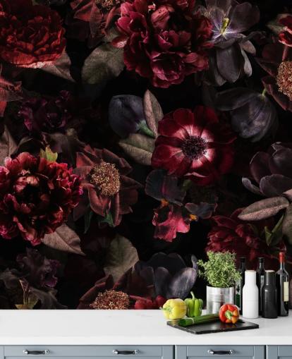 mural de papel pintado floral oscuro rosa y morado llamado Dark Bouquet de Uta Naumann para dormitorios y salas de estar