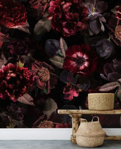mural de papel de parede floral escuro rosa e roxo chamado Dark Bouquet de Uta Naumann para quartos e salas de estar