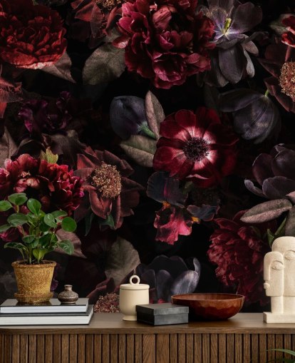 papier peint floral foncé rose et violet appelé Dark Bouquet par Uta Naumann pour les chambres et les salons