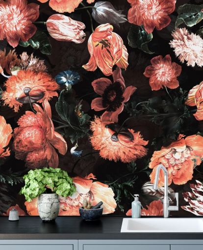 røde blomster på svart bakgrunn