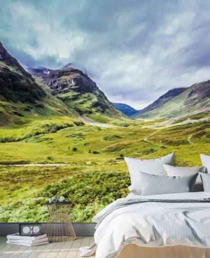grønt og hvitt tilpassbart landskapstapetmaleri kalt Glencoe for soverom og stuer grønt og hvitt tilpassbart landskapstapetmaleri kalt Glencoe for soverom og stuer