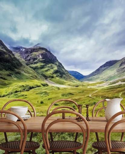 groen-witte aanpasbare landelijke behangmuurschildering genaamd Glencoe voor slaapkamers en woonkamers groen-witte aanpasbare landelijke behangmuurschildering genaamd Glencoe voor slaapkamers en woonkamers