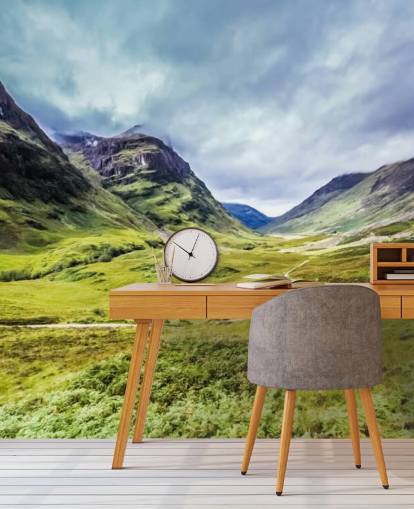 Grün-weiße, anpassbare Landschaftstapete mit dem Namen Glencoe für Schlafzimmer und Wohnzimmer