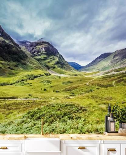 grønt og hvitt tilpassbart landskapstapetmaleri kalt Glencoe for soverom og stuer grønt og hvitt tilpassbart landskapstapetmaleri kalt Glencoe for soverom og stuer