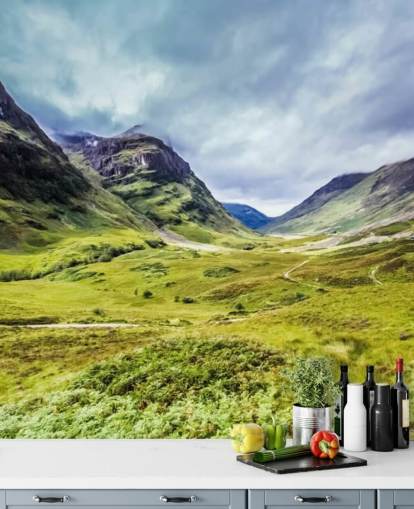 Grün-weiße, anpassbare Landschaftstapete mit dem Namen Glencoe für Schlafzimmer und Wohnzimmer