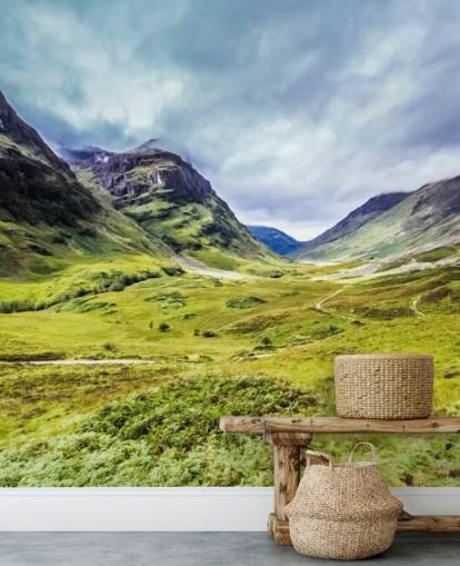 groen-witte aanpasbare landelijke behangmuurschildering genaamd Glencoe voor slaapkamers en woonkamers groen-witte aanpasbare landelijke behangmuurschildering genaamd Glencoe voor slaapkamers en woonkamers