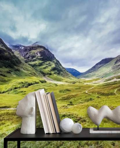 Grün-weiße, anpassbare Landschaftstapete mit dem Namen Glencoe für Schlafzimmer und Wohnzimmer