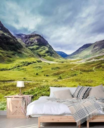 groen-witte aanpasbare landelijke behangmuurschildering genaamd Glencoe voor slaapkamers en woonkamers groen-witte aanpasbare landelijke behangmuurschildering genaamd Glencoe voor slaapkamers en woonkamers