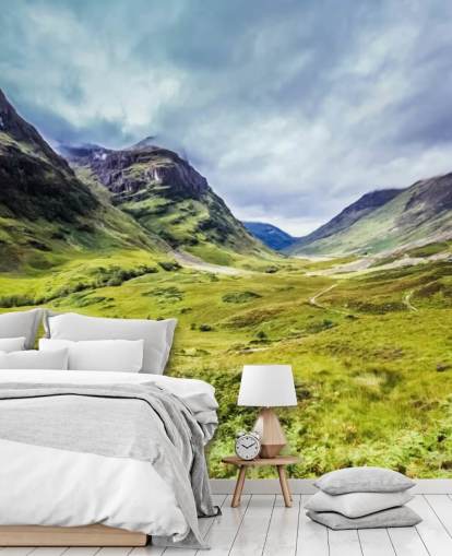 vihreä ja valkoinen muokattava maaseudun taustakuvamaalaus nimeltä Glencoe makuuhuoneisiin ja olohuoneisiin