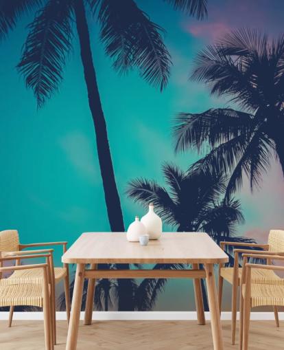 zwarte palmboomsilhouetten tegen blauwe, roze en oranje luchten behang