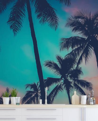 zwarte palmboomsilhouetten tegen blauwe, roze en oranje luchten behang