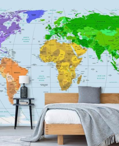 Mural de pared con mapa de colores vibrantes