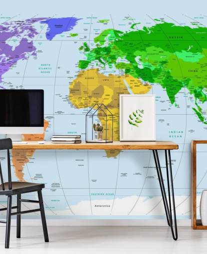 Mural de pared con mapa de colores vibrantes