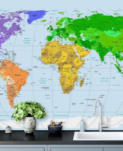 Décoration murale avec carte aux couleurs vives