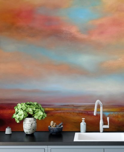 orange och röda moln bland blå himmel över rosa heathland målning tapeter