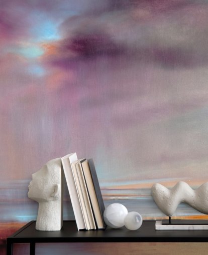 abstract schilderij van paarse wolken barstend van regenbehang