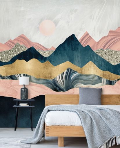 Papier peint effet marbre rose et bleu avec des touches dorées