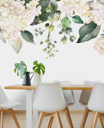 weiße und grüne Blumen hängen an der Tapete