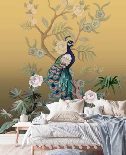 Personalisierbare Chinoiserie-Tapete Peacock Power in Gold und Grün für Badezimmer, Küchen und Schlafzimmer