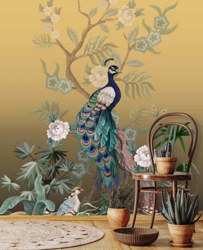 Personalisierbare Chinoiserie-Tapete Peacock Power in Gold und Grün für Badezimmer, Küchen und Schlafzimmer