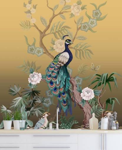 papier peint mural en forme de chinoiserie personnalisable doré et vert appelé Peacock Power pour les salles de bain, les cuisines et les chambres