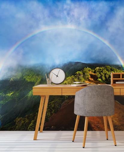 montagna rocciosa con un enorme murale arcobaleno naturale